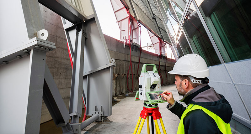 Leica-Nova-TS60-Carousel-800x428px-0220-Application-Surveyor 1